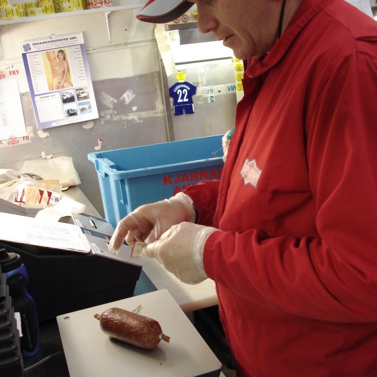 Meðhöndlar Salami Hansen af einstakri alúð