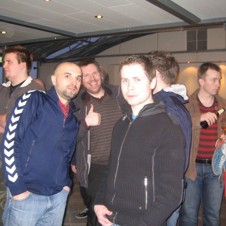 Eddi hellir sér léttöl í glas