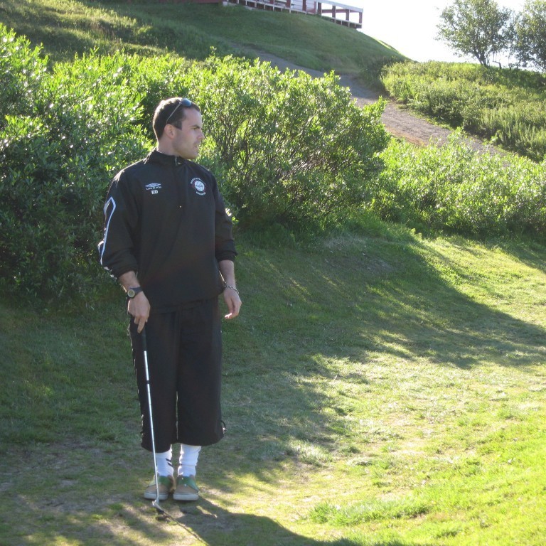 Egill sýnir gamla fótboltatakta og kvartar yfir dómgæslu.