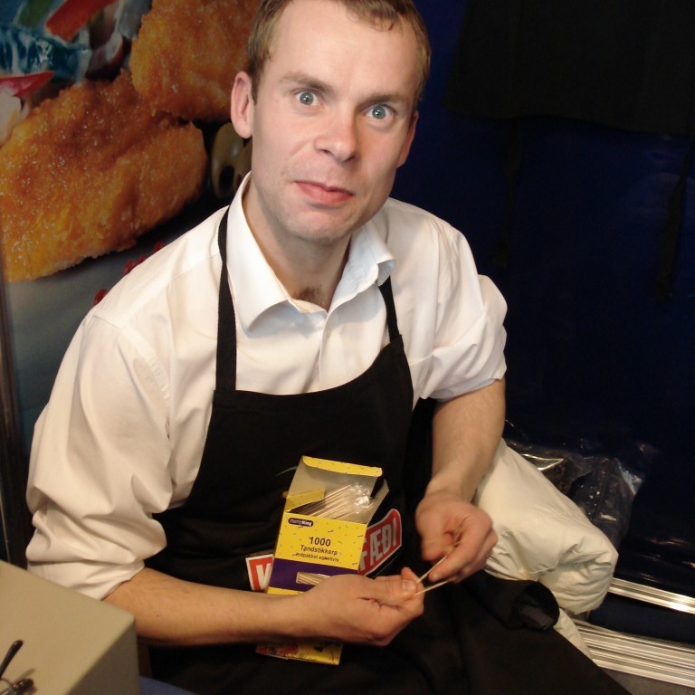 Jón Ævar sá um að taka plastið af tannstönglunum.