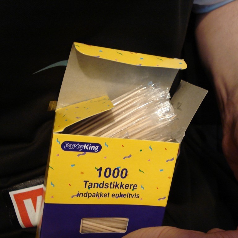 Jón Ævar tók plastið af 1000 tannstönglum og vildi láta taka mynd af pakkanum því til sönnunar.