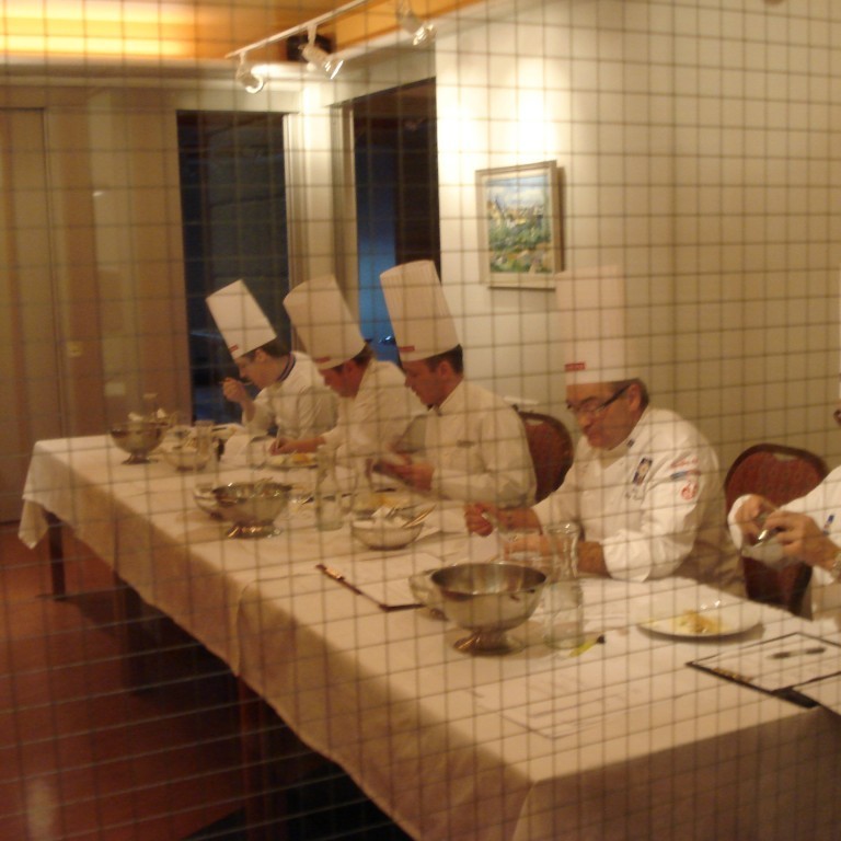 Dómarar í keppni um Matreiðslumann ársins að störfum.