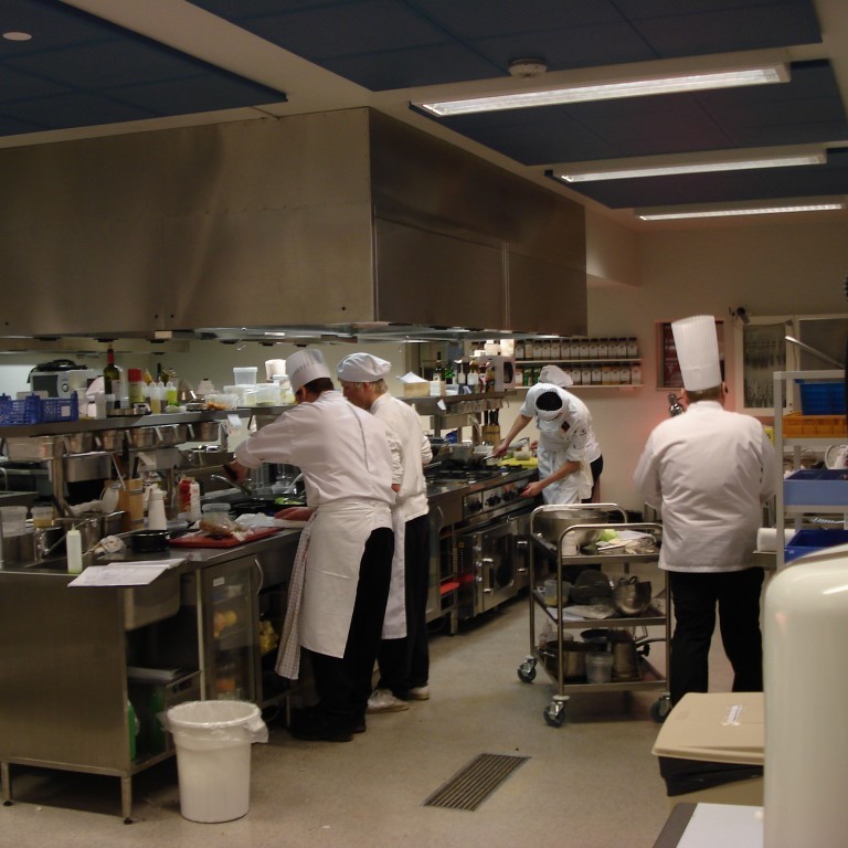 Keppniseldhúsið fullt af kokkum og aðstoðarmönnum.