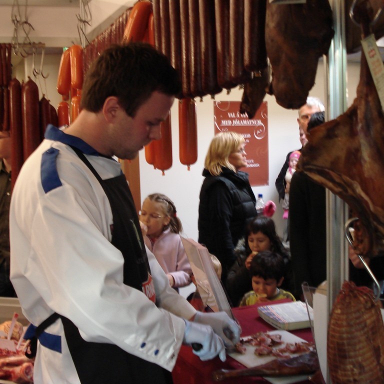 Kjötmeistari Íslands, Helgi Jóhannsson mætti á svæðið og gaf gestum og gangandi smakk á Húskarla hangilæri.