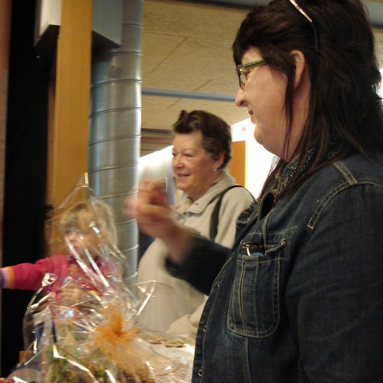 Ein matarkarfa afhent úr uppboðinu.