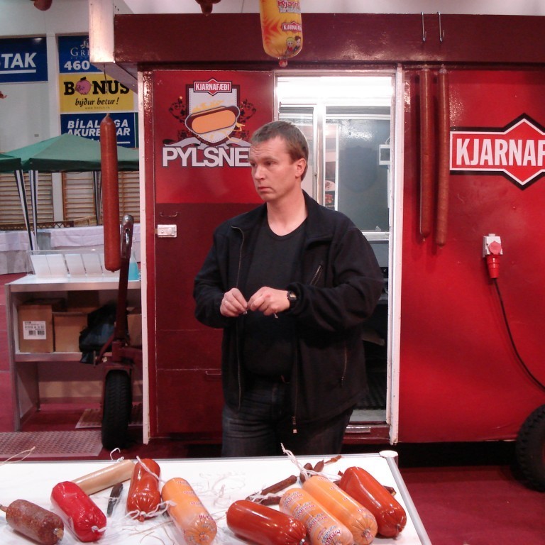 Eddi við undirbúining sýningarinnar