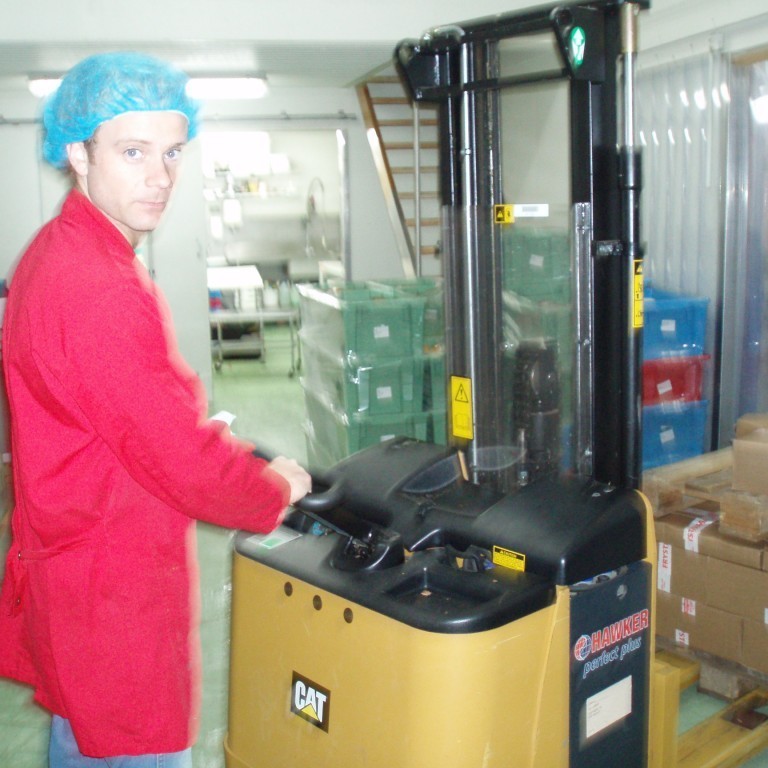 Gulli fær stundum að leika sér á tækjunum.
2006