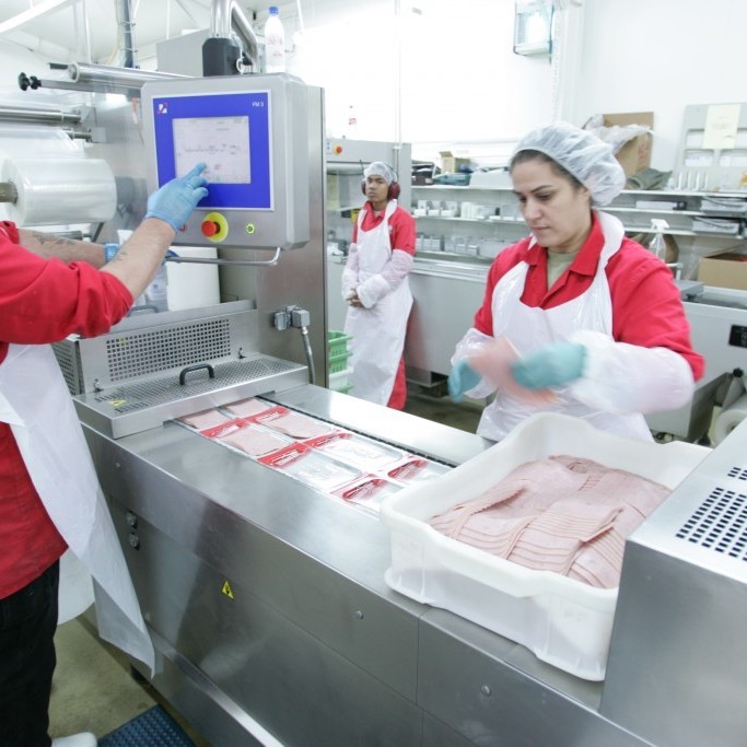 Siggi og Sevil vinna við áleggspökkun (2005).