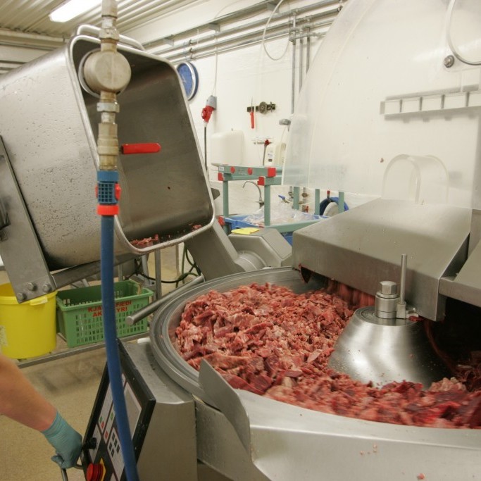 Hansína María Karlsdóttir lagar spægipylsu (2005).