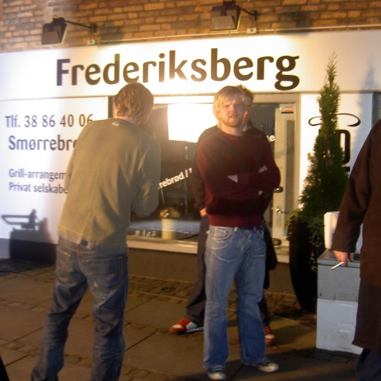 Unnið við að ganga frá settinu eftir velheppnaðan dag við tökur.