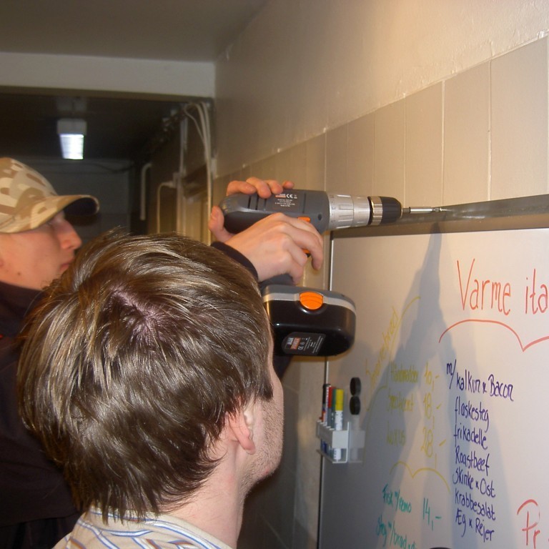 Unnið við að setja settið upp.