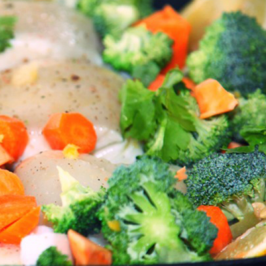 Hrátt grænmeti og fiskur á pönnu