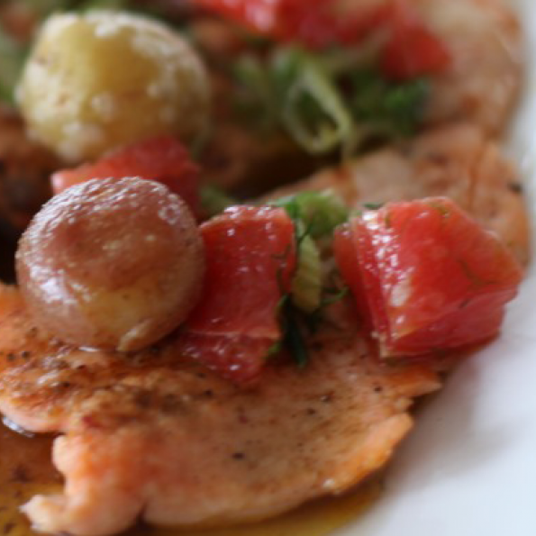 Ofngrillaður lax með rauðu grape og kartöflusmælki