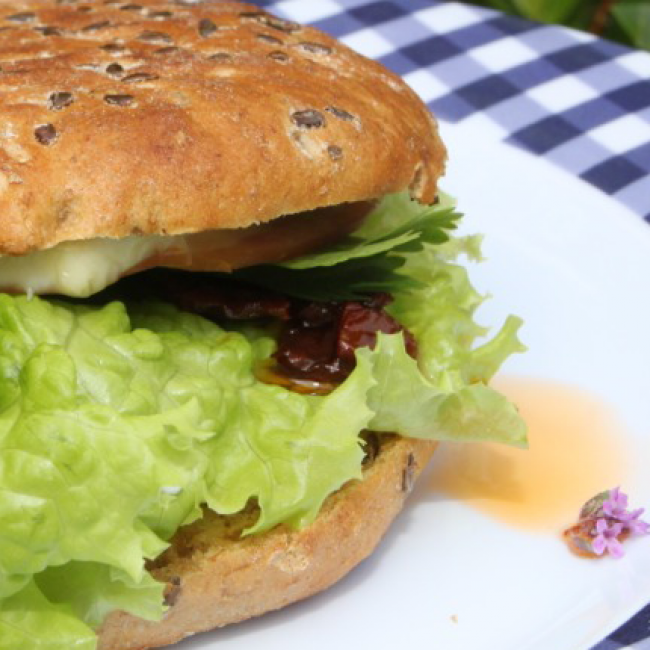 Flatbrauð með Hummus ,sólþurrkuðum tómötum og blóð
