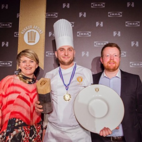 Denis Grbic fyrir miðju, starfar á Grillinu