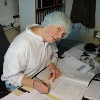 Anna skrifar undir samninginn