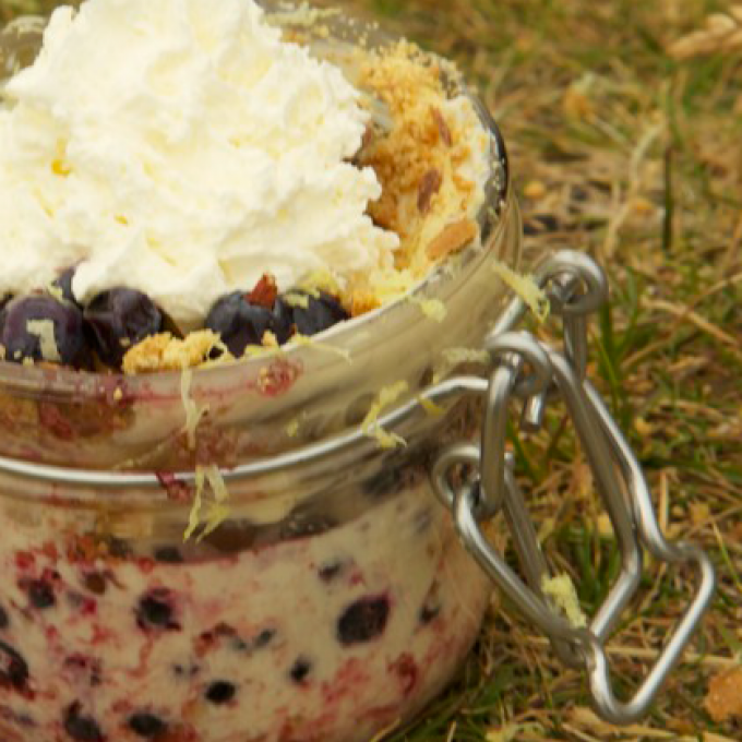 Bláber með rjóma Lagskipt , kex, rjómi og bláber