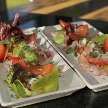 Tómat salat með íslenskri hráskinku