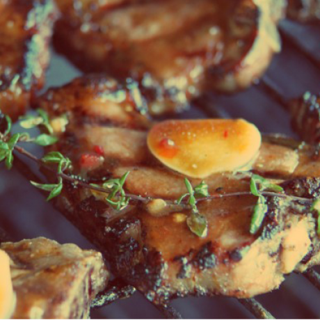 Lambakótilettur með bökuðum hvítlauk