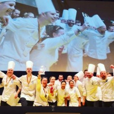 Óskvikin gleði á palli