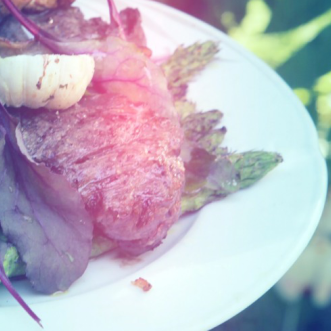 Steikt nautalund með steiktum aspas og vatnakassa