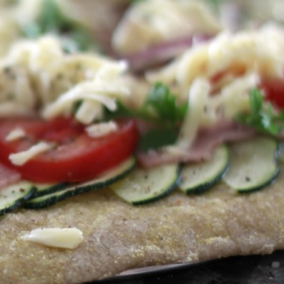 Pizza með zucchini og tómötum