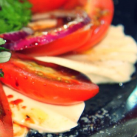 Tómat- og mozzarella salat