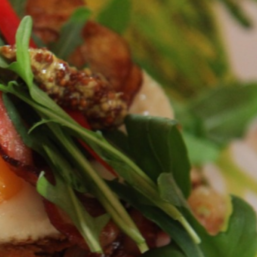 Steikt beikon, egg og kartöflur