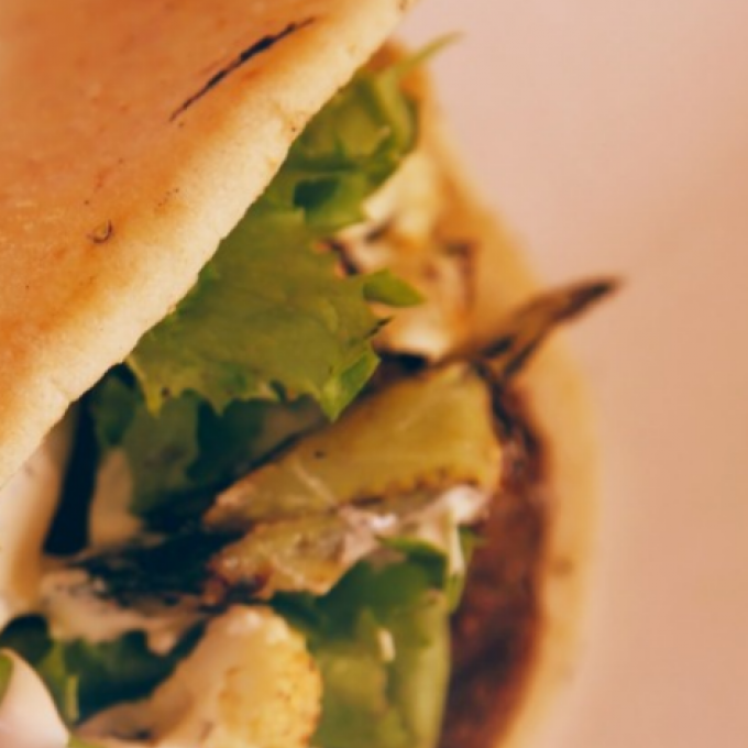 Píta með buffi og grænmeti