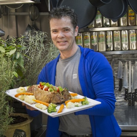 Lambahryggur með kryddjurtum, hvítlauk og tómötum