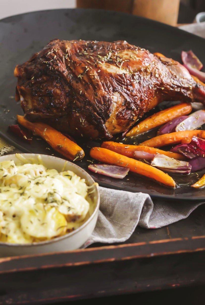 Heiðalamb með hunangsgljáðum gulrótum og camembert kartöflugratíni