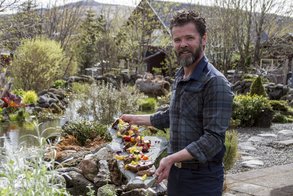 Kryddlegið og grillað lambaprime (lambaframfille) með kryddjurtasósu, grilluðu grænmeti og kartöflum