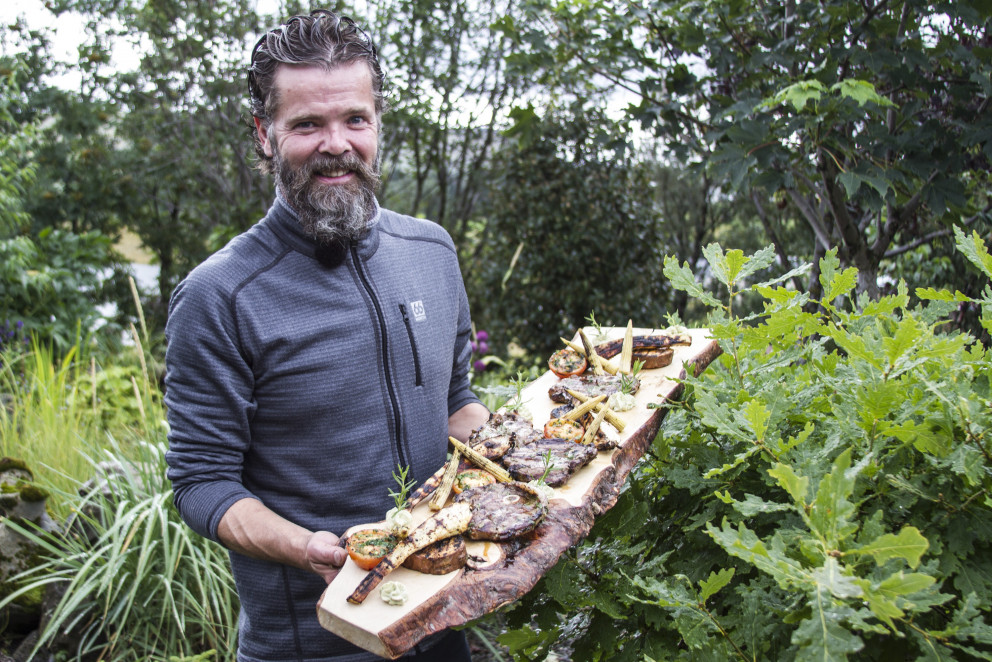 Sítrónu, rósmarín og kaperslegnar og grillaðar lambalærisneiðar með kryddsmjöri