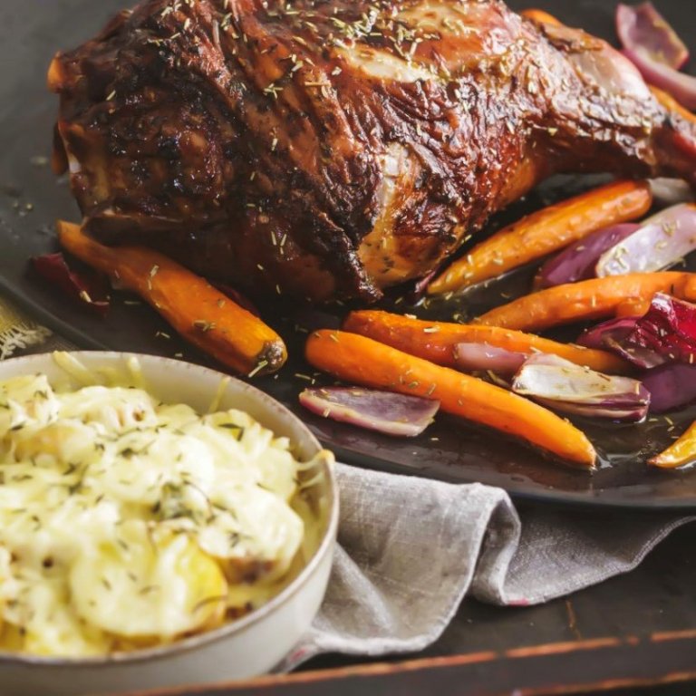 Heiðalamb með hunangsgljáðum gulrótum og camembert kartöflugratíni