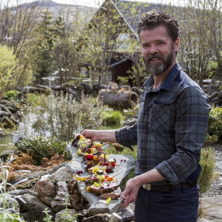 Kryddlegið og grillað lambaprime (lambaframfille) með kryddjurtasósu, grilluðu grænmeti og kartöflum