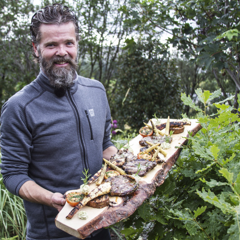 Sítrónu, rósmarín og kaperslegnar og grillaðar lambalærisneiðar með kryddsmjöri