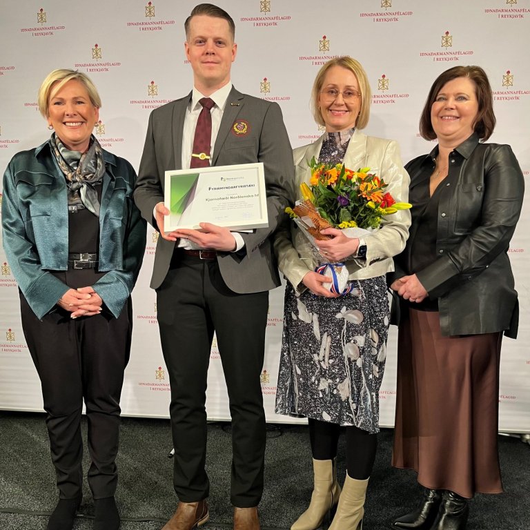 Halla Tómasdóttir veitir viðurkenninguna á Nýsveinahátíð Iðnaðarmannafélagsins í Reykjavík. Með henn…